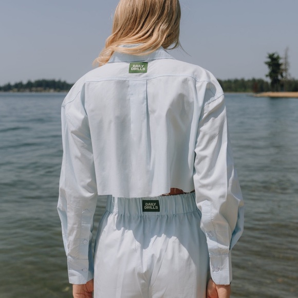 Daily Drills NWT Poplin Button up M/L - Picture 2 of 3